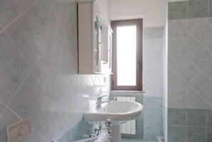 Douche, sèche-cheveux, serviettes fournies, papier toilette