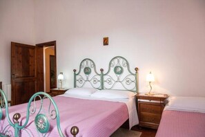 5 chambres, fer et planche à repasser, Wi-Fi, draps fournis