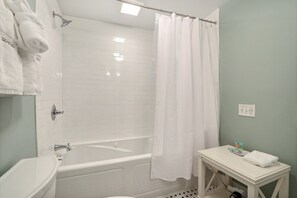 Apartment, Multiple Beds | Bathroom | Combined shower/bathtub, jetted bath, free toiletries, hair dryer