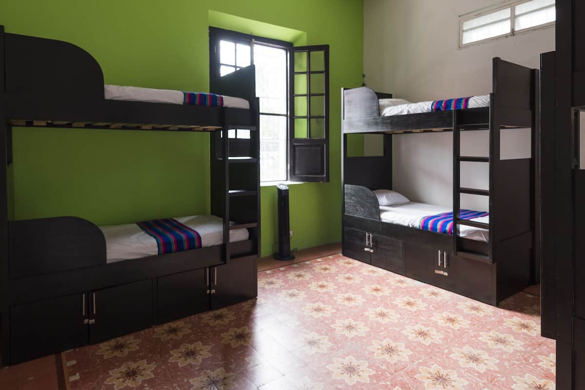 Dormitorio condiviso Standard, letti multipli | Postazione laptop, Wi-Fi gratuito, lenzuola