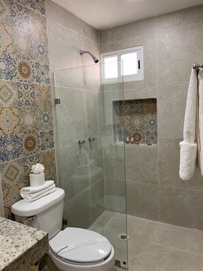 Double Room, 2 Double Beds | Bathroom | Shower, towels, soap, shampoo - Hotel Catedral Valladolid (Valladolid)