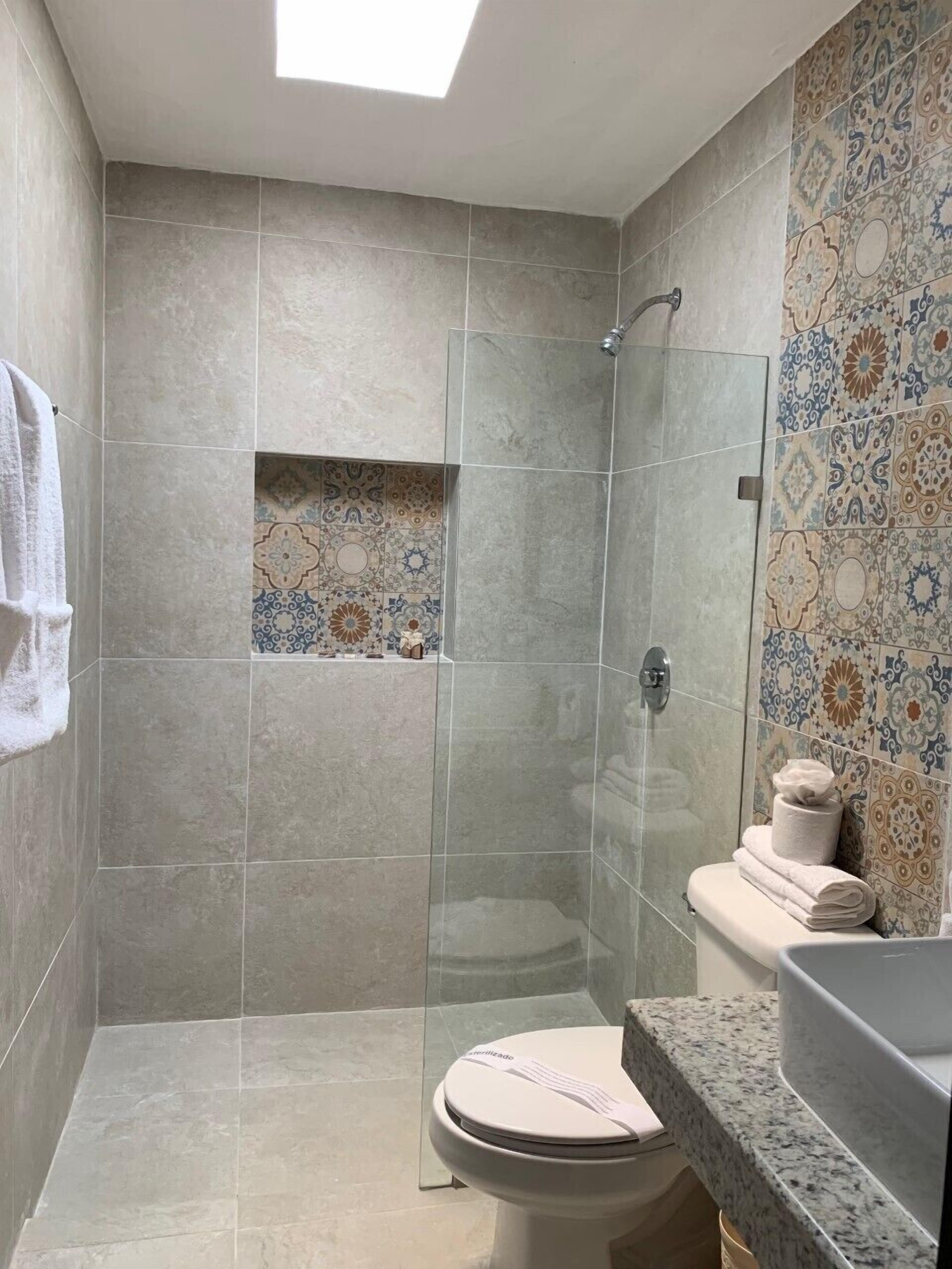 double room, 1 king bed | bathroom | shower, towels, soap, shampoo