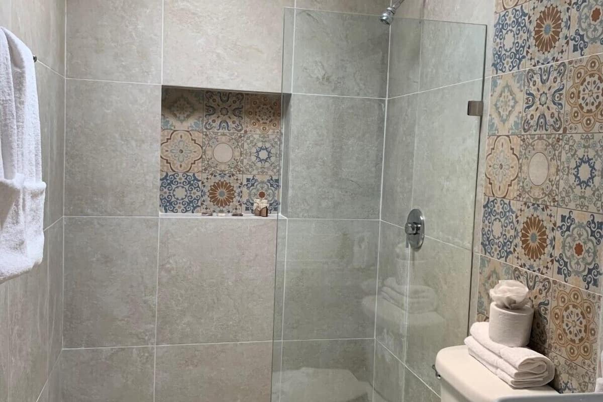 double room, 1 king bed | bathroom | shower, towels, soap, shampoo