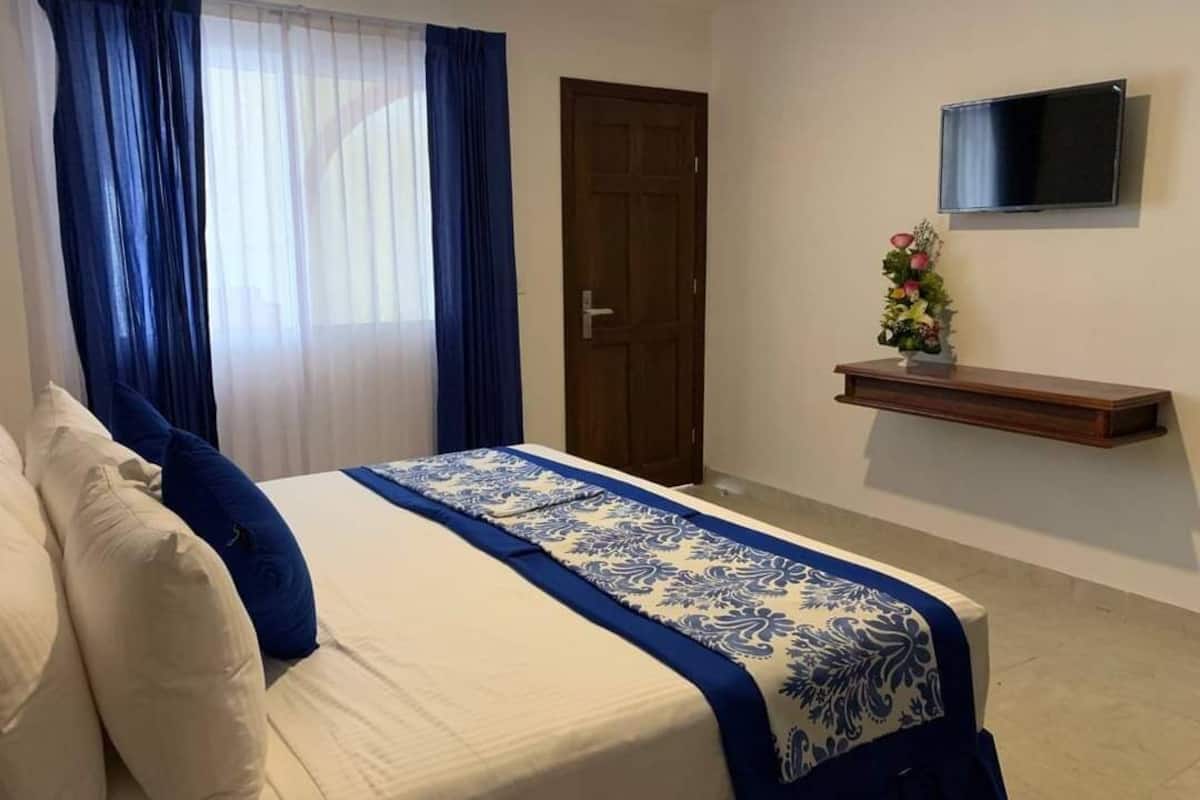 double room, 1 king bed | in-room safe, iron/ironing board, free wifi