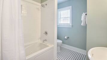 Căn hộ Tiêu chuẩn, nhiều giường | Phòng tắm | Bồn tắm và buồng tắm vòi sen riêng, bồn tắm thủy lực