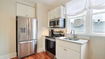 Standard Apartment, Multiple Beds | Private kitchen