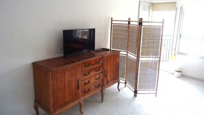 A room with a wooden cabinet, a television, and a bamboo screen. - Les Doyes Bl 4 pta 145 (Peñiscola)