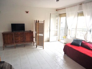 Iron/ironing board, bed sheets