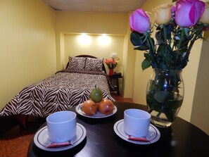 In-room safe, blackout curtains, iron/ironing board, free WiFi - Hostal Eura (Quito)