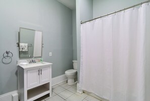 Bañera con ducha, toallas