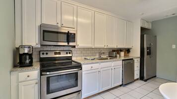Apartment | Private kitchen | Full-sized fridge, microwave, oven, dishwasher