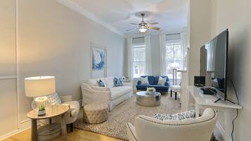 Apartment | Living area | Flat-screen TV