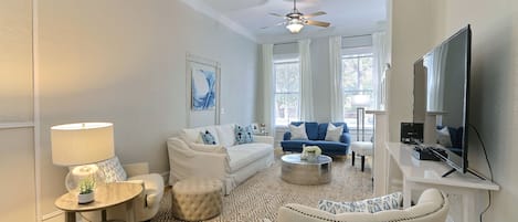 Apartment | Living area | Flat-screen TV