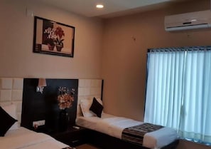 Deluxe Double or Twin Room, 1 King Bed, Hill View | In-room safe, desk, blackout curtains, soundproofing