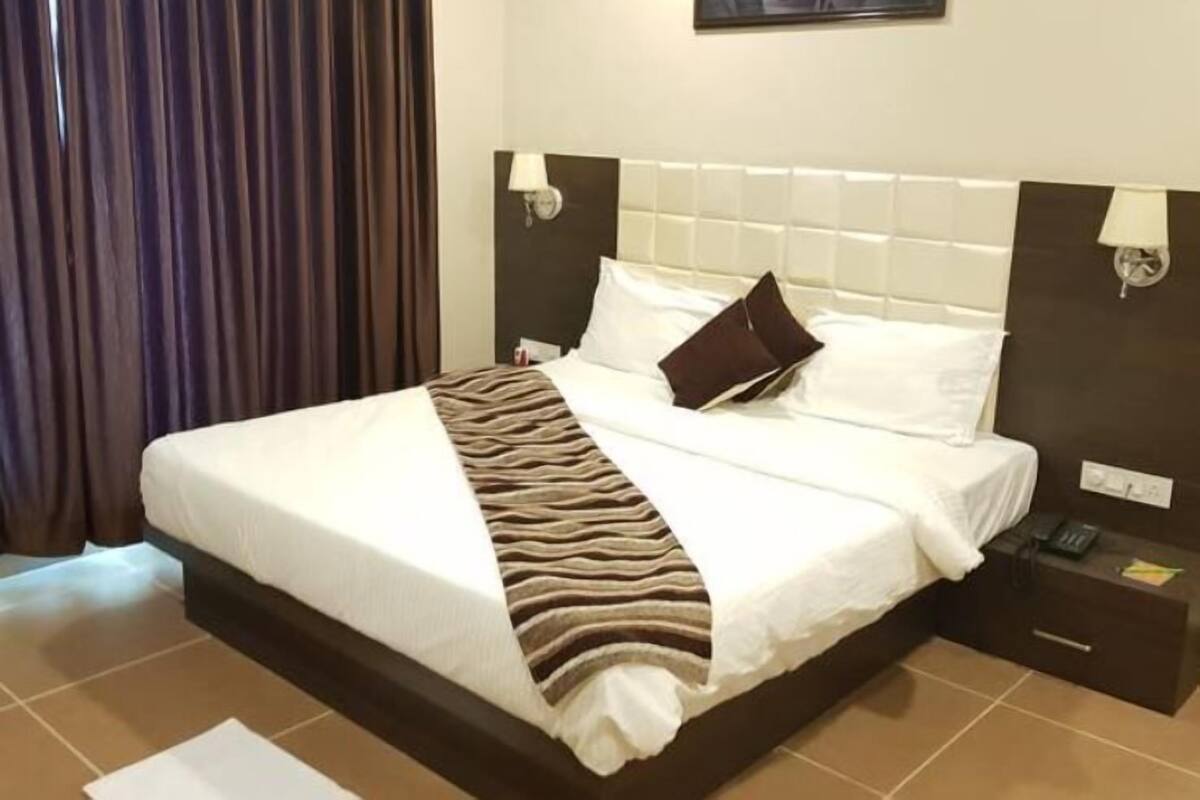 Deluxe Double or Twin Room, 1 King Bed, Hill View | In-room safe, desk, blackout curtains, soundproofing