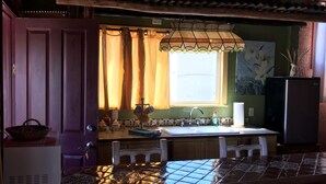 Chambre, plusieurs lits, vue cour intérieure | Coin cuisine privé
