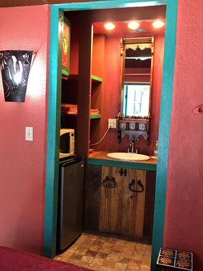 Room, 1 Queen Bed, Courtyard View | Private kitchenette | Fridge, microwave, coffee/tea maker