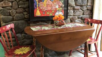 Kamar, Beberapa Tempat Tidur, pemandangan halaman | Makan di kamar