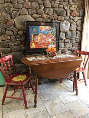 Room, Multiple Beds, Courtyard View | In-room dining