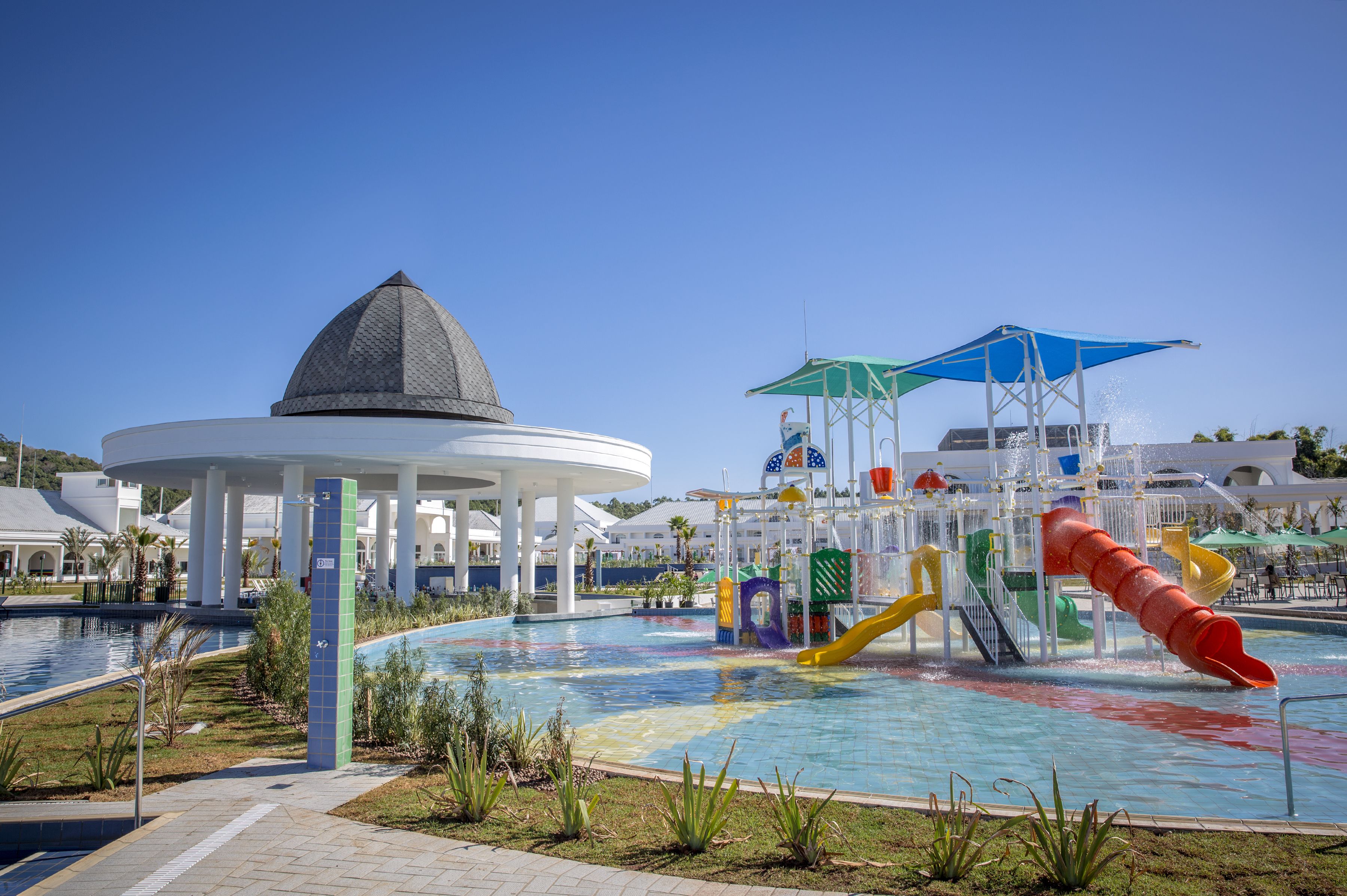 2 indoor pools, 9 outdoor pools, pool loungers