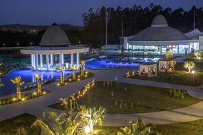 2 albercas techadas, 9 albercas al aire libre y camastros