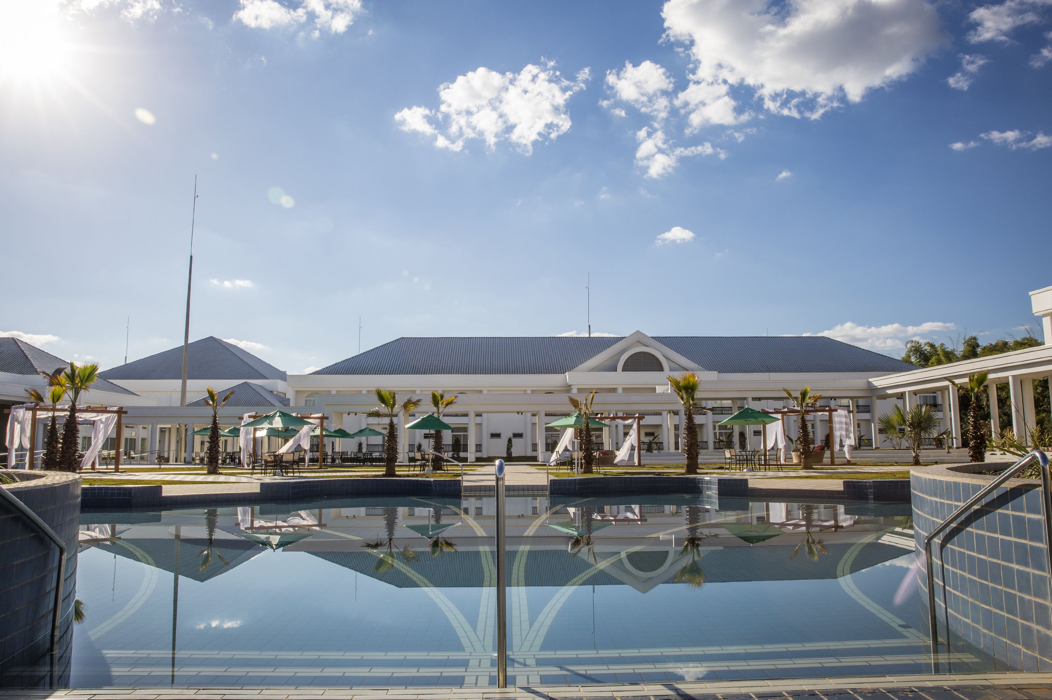 2 indoor pools, 9 outdoor pools, pool loungers