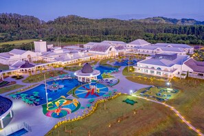 A resort with a large pool area, a gazebo, and a well-maintained landscape. - Jardins de Jurema Convention & Termas Resort (Iretama)