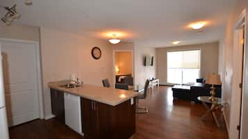 Full-sized fridge, microwave, oven, stovetop