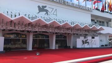 L’entrée du cinéma national, avec un tapis rouge et un logo représentant un lion.