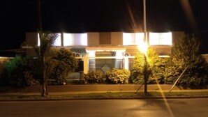 Un edificio de diseño moderno, con una amplia fachada de vidrio y una estructura simétrica.