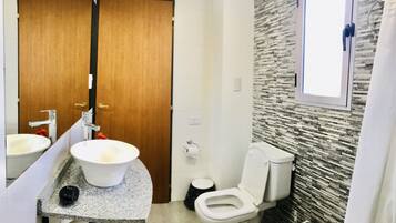 Loft Desain, 1 Tempat Tidur Queen, pemandangan gunung | Kamar mandi | Shower dan handuk