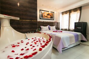 In-room safe, blackout curtains, free WiFi, bed sheets