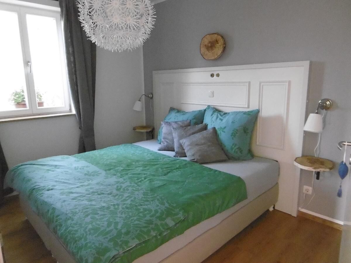 Wohnung 1 in der Regensburger Altstadt-Schlafzimmer mit Box
