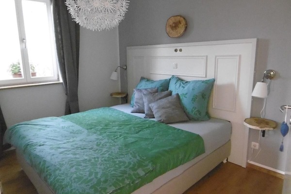 Wohnung 1 in der Regensburger Altstadt-Schlafzimmer mit Box