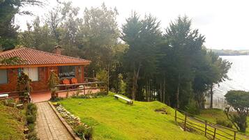 Deluxe Cabin, Multiple Beds | Bed sheets