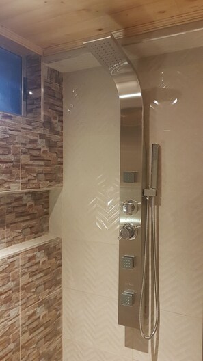 Chalet rustique, 2 lits doubles, vue sur le lac, au bord du lac | Salle de bain | Douche, douche cascade, articles de toilette (gratuits)