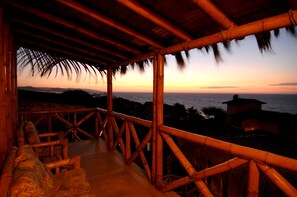 Suite superior, vista al mar | Vista a la playa o el mar