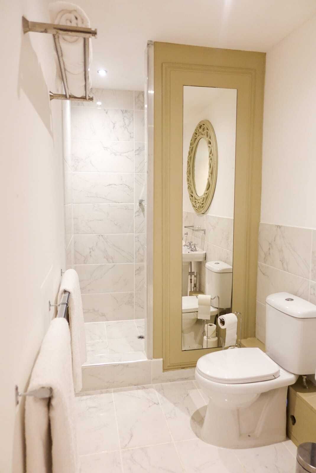Un baño con bañera, inodoro y zona de ducha.