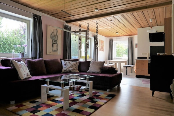 Ferienwohnung (90qm) mit moderner, geräumiger Wohnküche-Wohnzimmer mit Couch