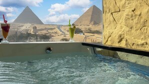 Una bañera con vistas a las pirámides.
