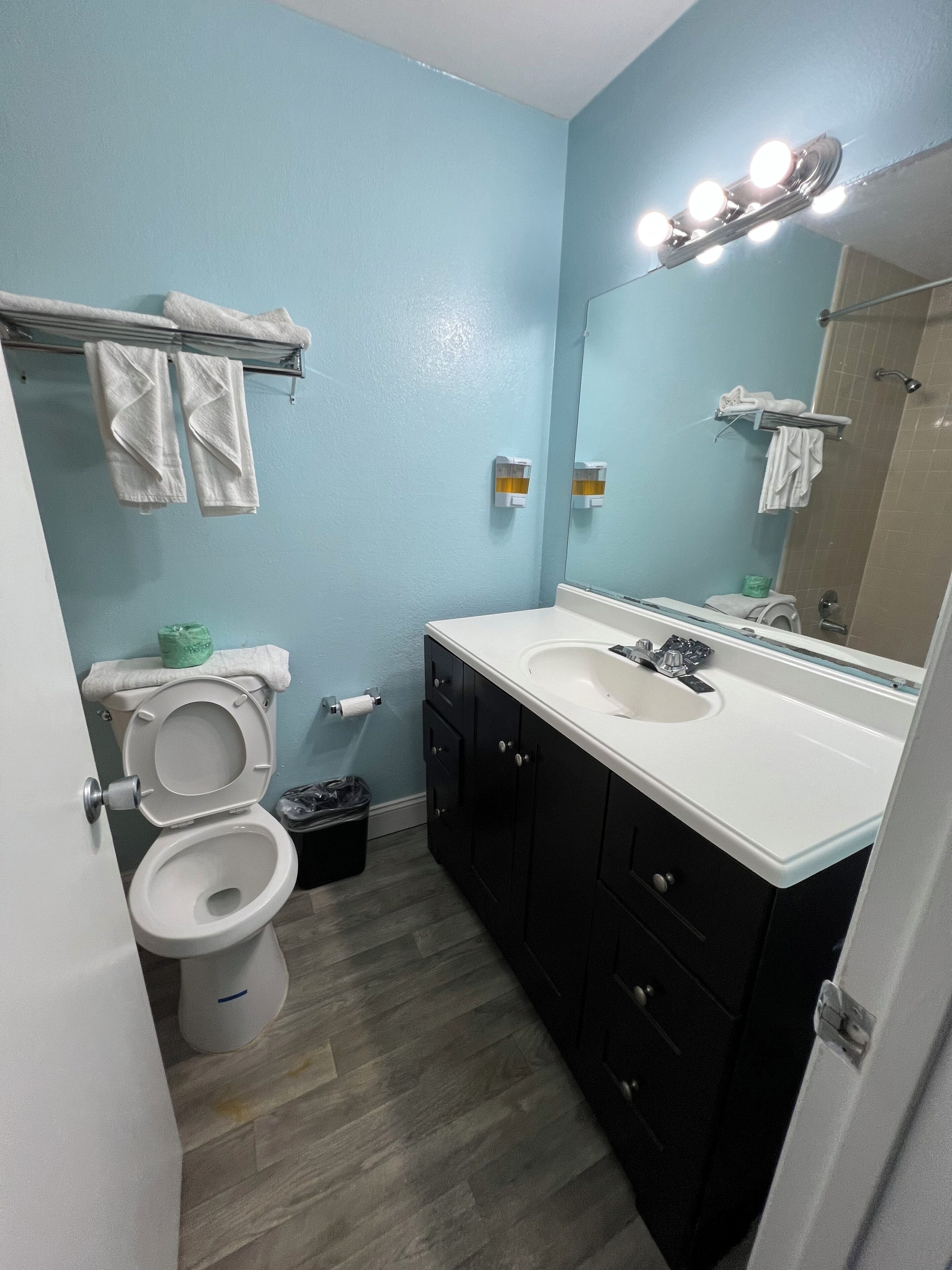 Combined shower/bathtub, hydromassage showerhead, free toiletries