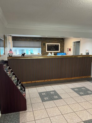 Reception - Ambassador Inn And Suites (Manchester)