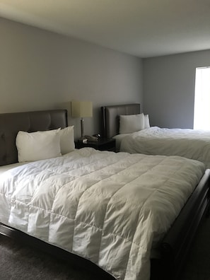 Departamento ejecutivo, 2 camas Queen size | Decoración personalizada, muebles diferentes y escritorio