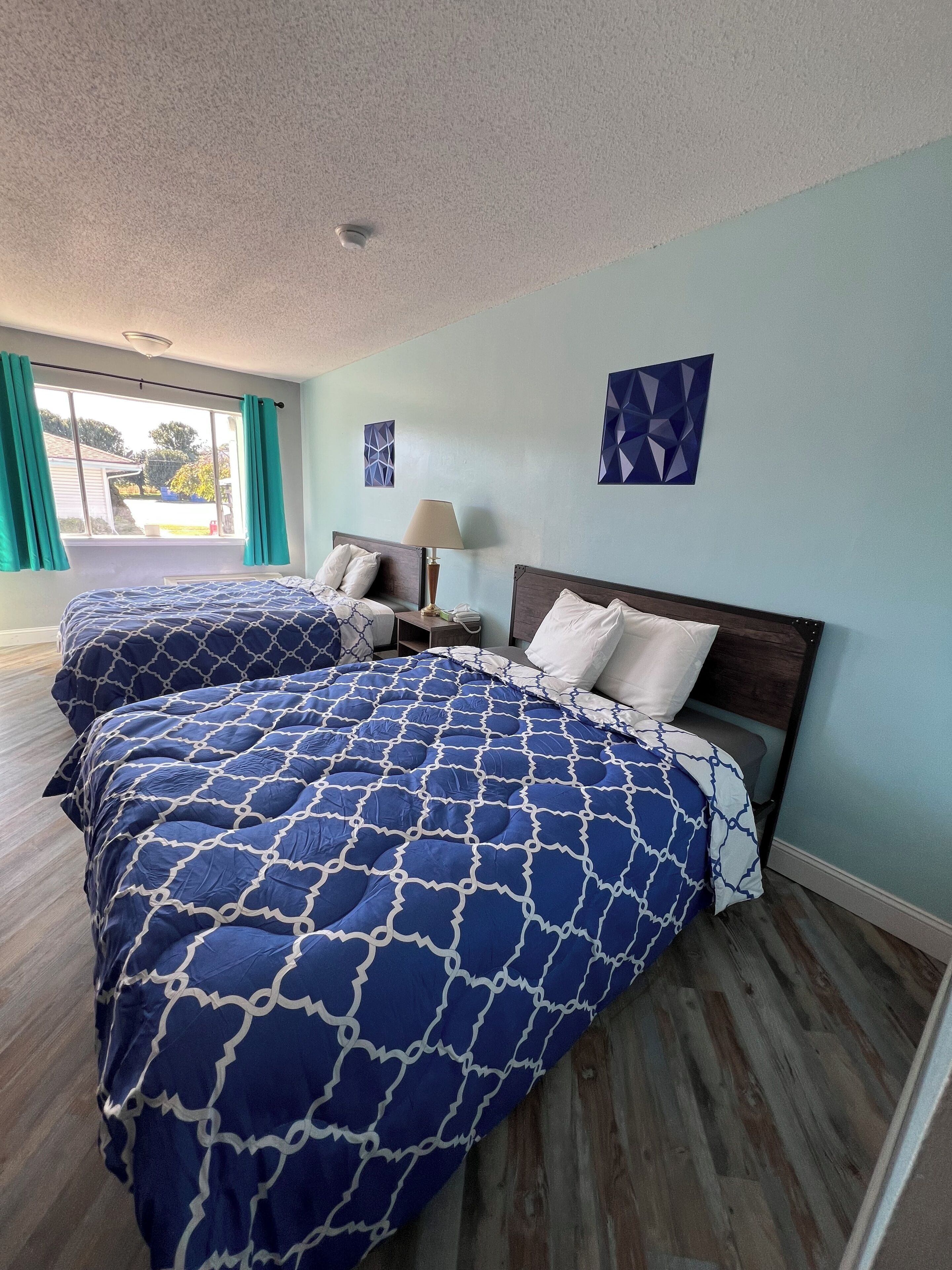 ห้องพักตกแต่งอย่างมีเอกลักษณ์, ตกแต่งพิเศษโดยเฉพาะ, โต๊ะทำงาน