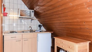 Frigorifero, microonde, seggiolone