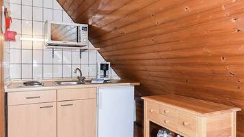 Réfrigérateur, micro-ondes, chaise haute