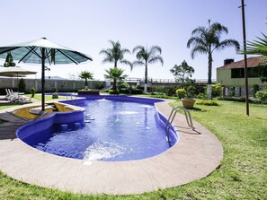 Una piscina al aire libre