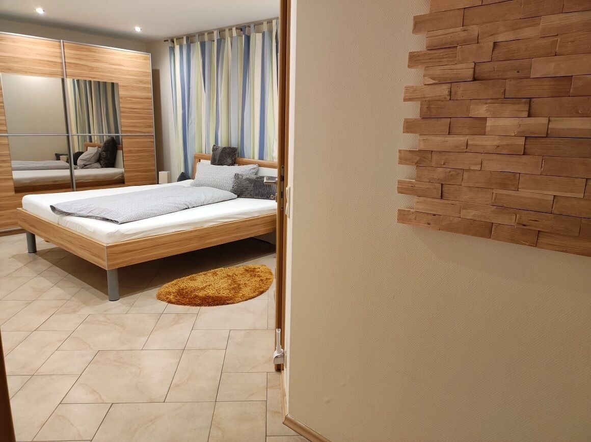 Liebevoll eingerichtete 'Vier Sterne' Ferienwohnung in absolut ruhiger Lage im Spessart-Schlafzimmer braun