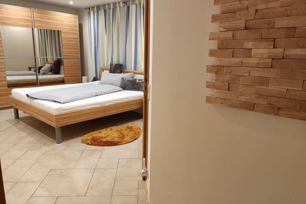 Liebevoll eingerichtete 'Vier Sterne' Ferienwohnung in absolut ruhiger Lage im Spessart-Schlafzimmer braun