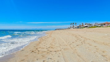 Pantai di sekitar, pasir putih, dan handuk pantai